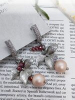 Серьги с жемчугом и цветочным декором: изящество в каждой детали Откройте для себя мир утончённой элегантности с этими великолепными серьгами, сочетающими в себе нежность жемчуга и очарование цветочного мотива. Идеальный аксессуар для тех, кто ценит изысканность и хочет подчеркнуть свою индивидуальность.