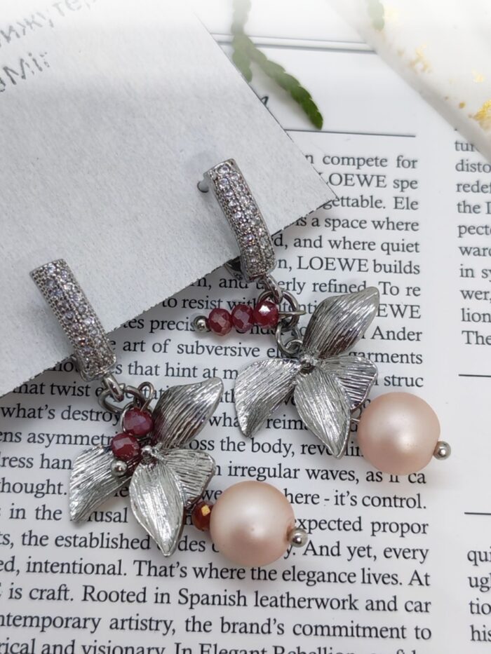 Серьги с жемчугом и цветочным декором: изящество в каждой детали Откройте для себя мир утончённой элегантности с этими великолепными серьгами, сочетающими в себе нежность жемчуга и очарование цветочного мотива. Идеальный аксессуар для тех, кто ценит изысканность и хочет подчеркнуть свою индивидуальность.