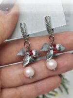 Серьги с жемчугом и цветочным декором: изящество в каждой детали Откройте для себя мир утончённой элегантности с этими великолепными серьгами, сочетающими в себе нежность жемчуга и очарование цветочного мотива. Идеальный аксессуар для тех, кто ценит изысканность и хочет подчеркнуть свою индивидуальность.