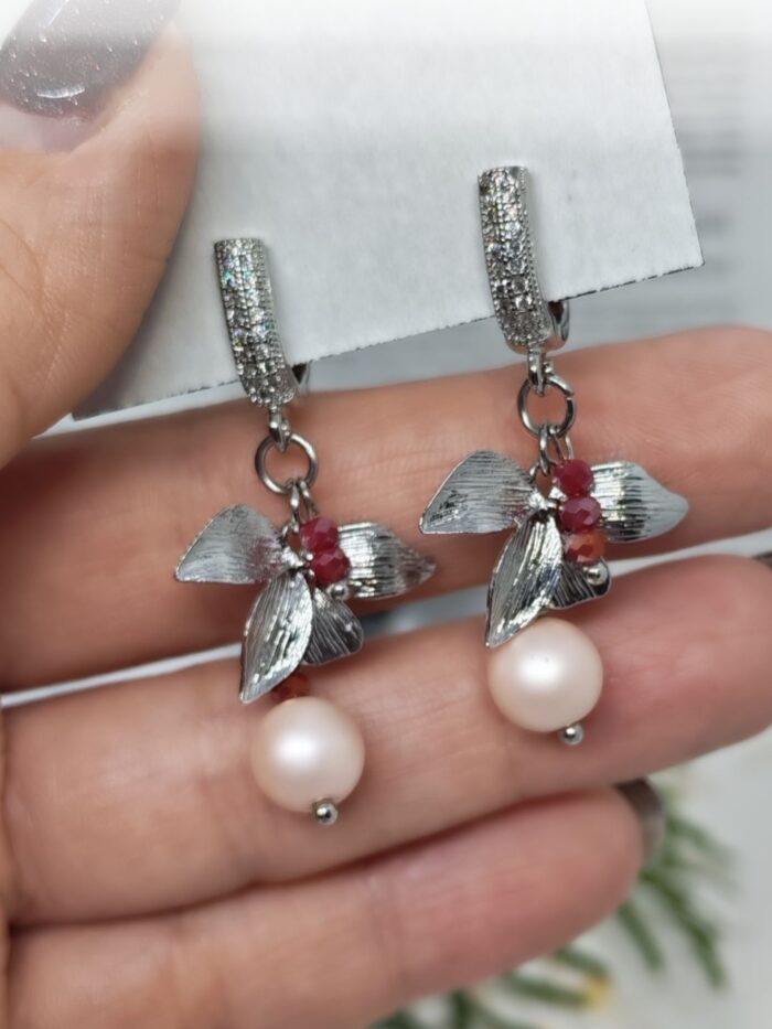 Серьги с жемчугом и цветочным декором: изящество в каждой детали Откройте для себя мир утончённой элегантности с этими великолепными серьгами, сочетающими в себе нежность жемчуга и очарование цветочного мотива. Идеальный аксессуар для тех, кто ценит изысканность и хочет подчеркнуть свою индивидуальность.