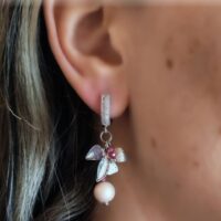 Серьги с жемчугом и цветочным декором: изящество в каждой детали Откройте для себя мир утончённой элегантности с этими великолепными серьгами, сочетающими в себе нежность жемчуга и очарование цветочного мотива. Идеальный аксессуар для тех, кто ценит изысканность и хочет подчеркнуть свою индивидуальность.