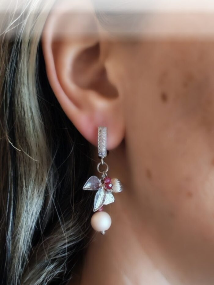 Серьги с жемчугом и цветочным декором: изящество в каждой детали Откройте для себя мир утончённой элегантности с этими великолепными серьгами, сочетающими в себе нежность жемчуга и очарование цветочного мотива. Идеальный аксессуар для тех, кто ценит изысканность и хочет подчеркнуть свою индивидуальность.