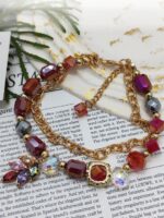 Комплект украшений: браслет и серьги «Яркая элегантность» Позвольте себе окунуться в мир утончённой роскоши с этим изысканным комплектом — браслетом и серьгами, которые станут настоящей изюминкой вашего образа. Сочетание золотистых цепочек и многогранных бусин создаёт эффектный, но гармоничный акцент, который подойдёт как для повседневной носки, так и для особых случаев.