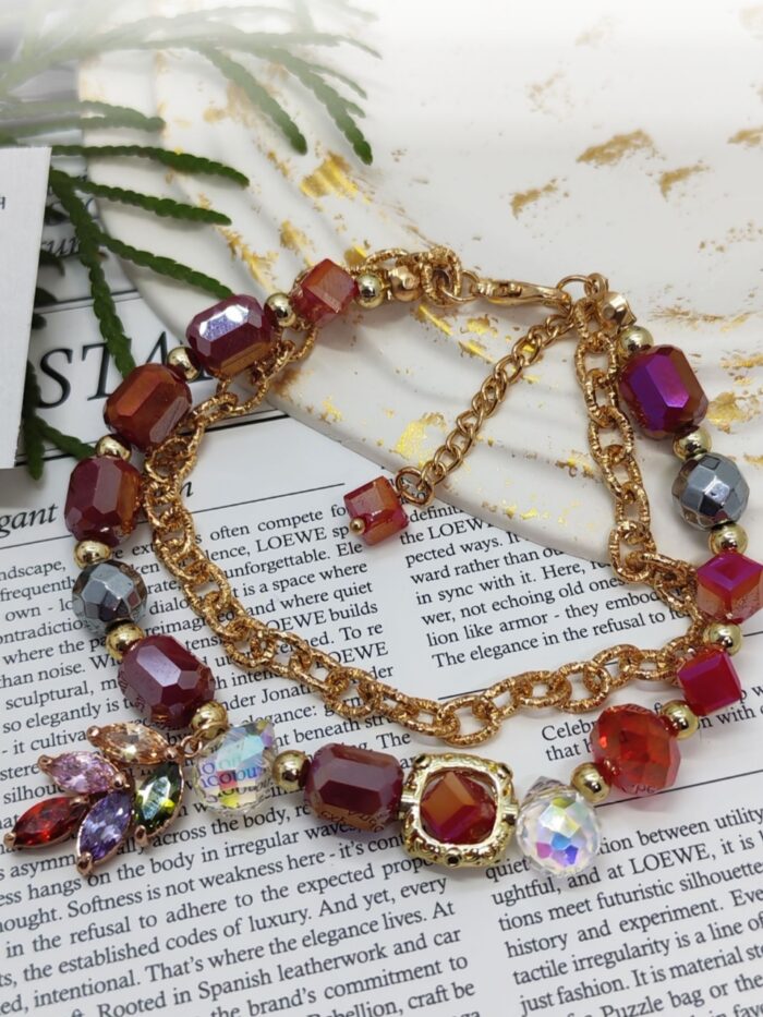 Комплект украшений: браслет и серьги «Яркая элегантность» Позвольте себе окунуться в мир утончённой роскоши с этим изысканным комплектом — браслетом и серьгами, которые станут настоящей изюминкой вашего образа. Сочетание золотистых цепочек и многогранных бусин создаёт эффектный, но гармоничный акцент, который подойдёт как для повседневной носки, так и для особых случаев.