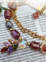 Комплект украшений: браслет и серьги «Яркая элегантность» Позвольте себе окунуться в мир утончённой роскоши с этим изысканным комплектом — браслетом и серьгами, которые станут настоящей изюминкой вашего образа. Сочетание золотистых цепочек и многогранных бусин создаёт эффектный, но гармоничный акцент, который подойдёт как для повседневной носки, так и для особых случаев.