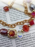 Комплект украшений: браслет и серьги «Яркая элегантность» Позвольте себе окунуться в мир утончённой роскоши с этим изысканным комплектом — браслетом и серьгами, которые станут настоящей изюминкой вашего образа. Сочетание золотистых цепочек и многогранных бусин создаёт эффектный, но гармоничный акцент, который подойдёт как для повседневной носки, так и для особых случаев.