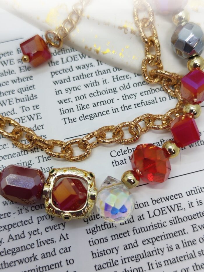 Комплект украшений: браслет и серьги «Яркая элегантность» Позвольте себе окунуться в мир утончённой роскоши с этим изысканным комплектом — браслетом и серьгами, которые станут настоящей изюминкой вашего образа. Сочетание золотистых цепочек и многогранных бусин создаёт эффектный, но гармоничный акцент, который подойдёт как для повседневной носки, так и для особых случаев.