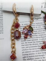 Комплект украшений: браслет и серьги «Яркая элегантность» Позвольте себе окунуться в мир утончённой роскоши с этим изысканным комплектом — браслетом и серьгами, которые станут настоящей изюминкой вашего образа. Сочетание золотистых цепочек и многогранных бусин создаёт эффектный, но гармоничный акцент, который подойдёт как для повседневной носки, так и для особых случаев.