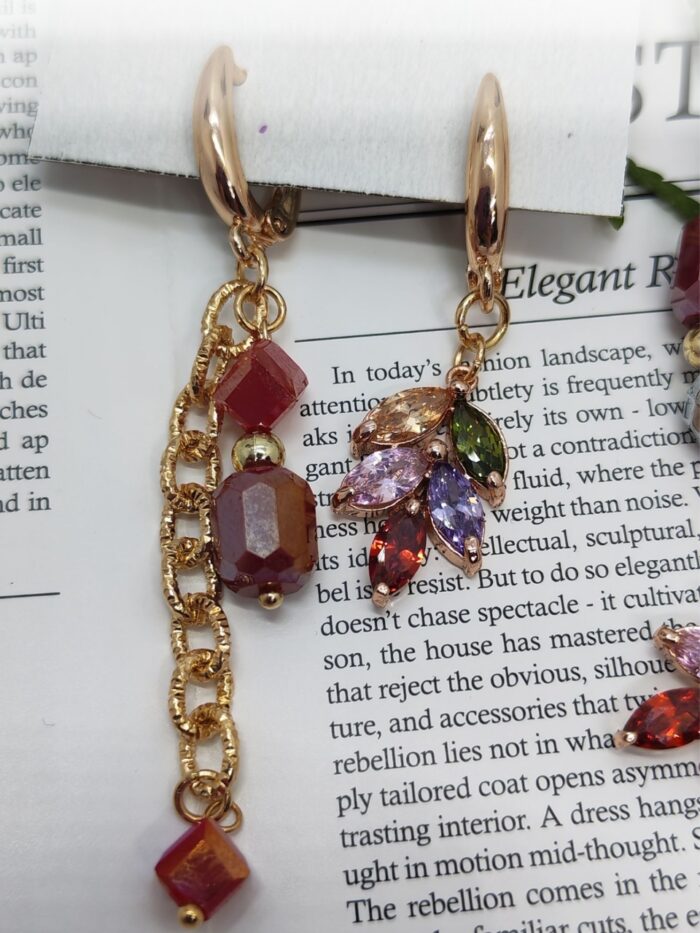 Комплект украшений: браслет и серьги «Яркая элегантность» Позвольте себе окунуться в мир утончённой роскоши с этим изысканным комплектом — браслетом и серьгами, которые станут настоящей изюминкой вашего образа. Сочетание золотистых цепочек и многогранных бусин создаёт эффектный, но гармоничный акцент, который подойдёт как для повседневной носки, так и для особых случаев.