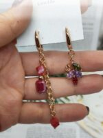 Комплект украшений: браслет и серьги «Яркая элегантность» Позвольте себе окунуться в мир утончённой роскоши с этим изысканным комплектом — браслетом и серьгами, которые станут настоящей изюминкой вашего образа. Сочетание золотистых цепочек и многогранных бусин создаёт эффектный, но гармоничный акцент, который подойдёт как для повседневной носки, так и для особых случаев.