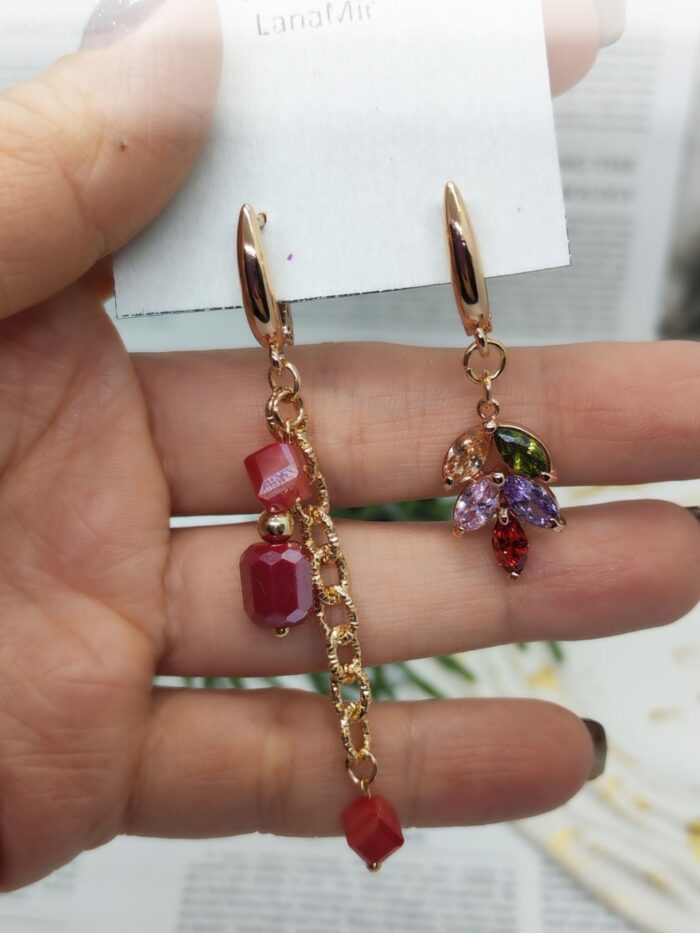 Комплект украшений: браслет и серьги «Яркая элегантность» Позвольте себе окунуться в мир утончённой роскоши с этим изысканным комплектом — браслетом и серьгами, которые станут настоящей изюминкой вашего образа. Сочетание золотистых цепочек и многогранных бусин создаёт эффектный, но гармоничный акцент, который подойдёт как для повседневной носки, так и для особых случаев.