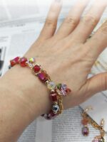 Комплект украшений: браслет и серьги «Яркая элегантность» Позвольте себе окунуться в мир утончённой роскоши с этим изысканным комплектом — браслетом и серьгами, которые станут настоящей изюминкой вашего образа. Сочетание золотистых цепочек и многогранных бусин создаёт эффектный, но гармоничный акцент, который подойдёт как для повседневной носки, так и для особых случаев.