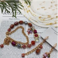 Комплект украшений: браслет и серьги «Яркая элегантность» Позвольте себе окунуться в мир утончённой роскоши с этим изысканным комплектом — браслетом и серьгами, которые станут настоящей изюминкой вашего образа. Сочетание золотистых цепочек и многогранных бусин создаёт эффектный, но гармоничный акцент, который подойдёт как для повседневной носки, так и для особых случаев.