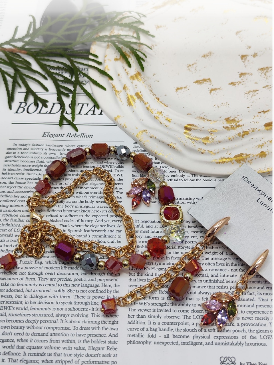 Комплект украшений: браслет и серьги «Яркая элегантность» Позвольте себе окунуться в мир утончённой роскоши с этим изысканным комплектом — браслетом и серьгами, которые станут настоящей изюминкой вашего образа. Сочетание золотистых цепочек и многогранных бусин создаёт эффектный, но гармоничный акцент, который подойдёт как для повседневной носки, так и для особых случаев.