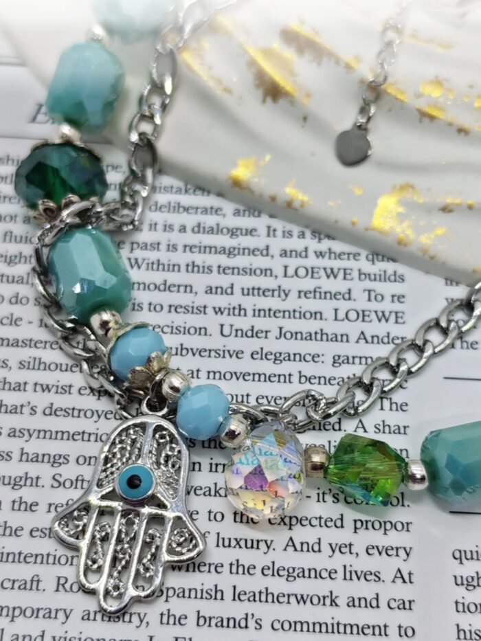 Браслет взгляд хамсы Представляем изысканный браслет ручной работы, сочетающий в себе элегантность и загадочность. Этот аксессуар — настоящее произведение искусства, в котором гармонично переплелись натуральные оттенки зелёного и бирюзового, блеск металла и магия символики.