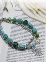 Браслет взгляд хамсы Представляем изысканный браслет ручной работы, сочетающий в себе элегантность и загадочность. Этот аксессуар — настоящее произведение искусства, в котором гармонично переплелись натуральные оттенки зелёного и бирюзового, блеск металла и магия символики.