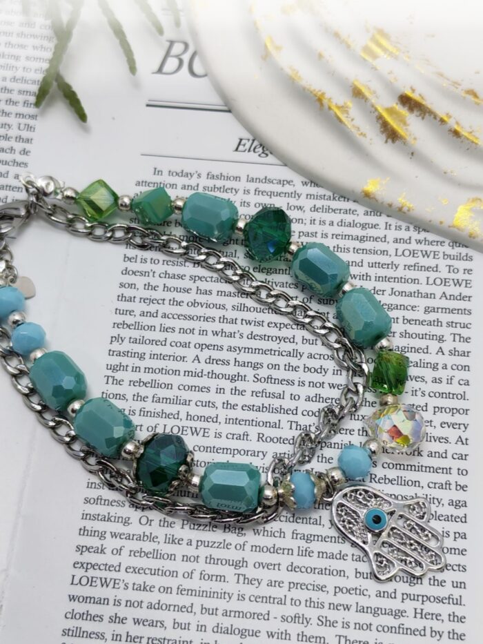 Браслет взгляд хамсы Представляем изысканный браслет ручной работы, сочетающий в себе элегантность и загадочность. Этот аксессуар — настоящее произведение искусства, в котором гармонично переплелись натуральные оттенки зелёного и бирюзового, блеск металла и магия символики.