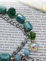 Браслет взгляд хамсы Представляем изысканный браслет ручной работы, сочетающий в себе элегантность и загадочность. Этот аксессуар — настоящее произведение искусства, в котором гармонично переплелись натуральные оттенки зелёного и бирюзового, блеск металла и магия символики.