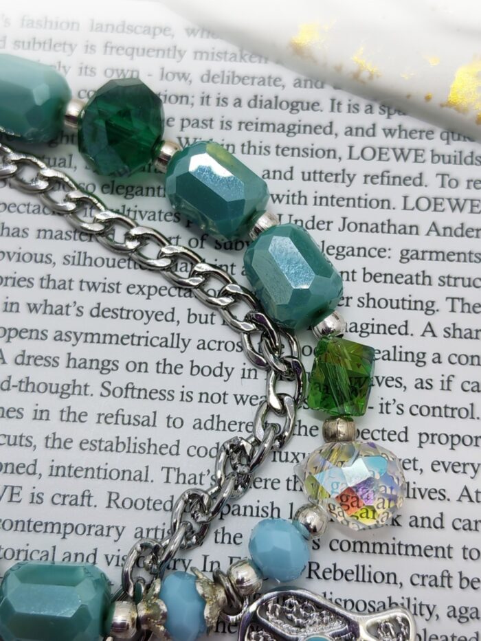 Браслет взгляд хамсы Представляем изысканный браслет ручной работы, сочетающий в себе элегантность и загадочность. Этот аксессуар — настоящее произведение искусства, в котором гармонично переплелись натуральные оттенки зелёного и бирюзового, блеск металла и магия символики.