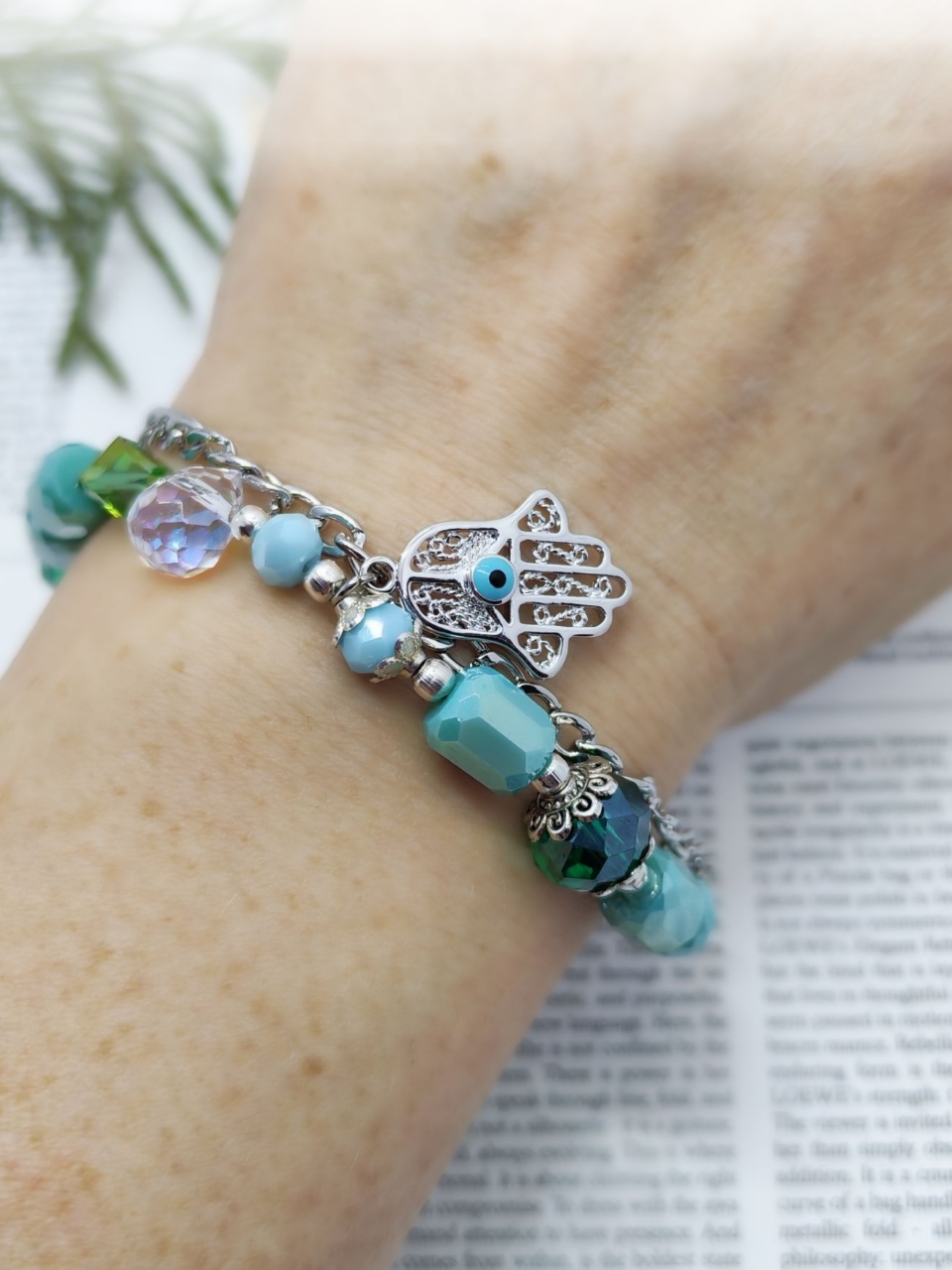 Браслет взгляд хамсы Представляем изысканный браслет ручной работы, сочетающий в себе элегантность и загадочность. Этот аксессуар — настоящее произведение искусства, в котором гармонично переплелись натуральные оттенки зелёного и бирюзового, блеск металла и магия символики.