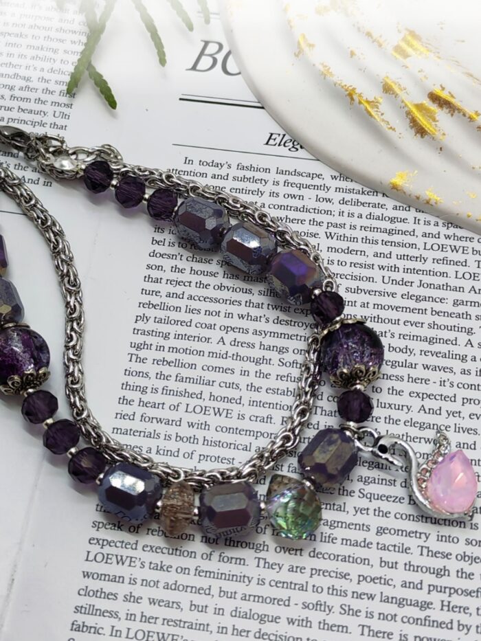 Браслет «Фиолетовая симфония»: изысканность в каждой детали Откройте для себя магию утончённого аксессуара — браслета, сочетающего в себе благородство фиолетовых бусин и изящество серебристой цепочки. Этот уникальный браслет станет не только стильным дополнением к вашему образу, но и настоящим талисманом, притягивающим взгляды.