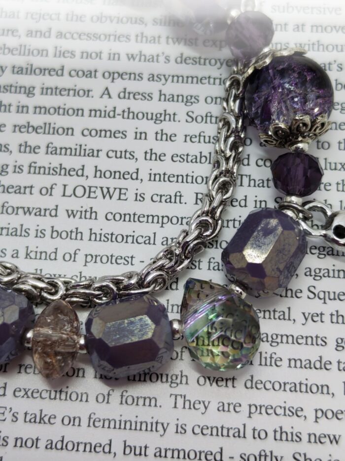 Браслет «Фиолетовая симфония»: изысканность в каждой детали Откройте для себя магию утончённого аксессуара — браслета, сочетающего в себе благородство фиолетовых бусин и изящество серебристой цепочки. Этот уникальный браслет станет не только стильным дополнением к вашему образу, но и настоящим талисманом, притягивающим взгляды.