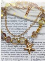 Браслет «Солнечное сияние» Откройте для себя магию утончённости с этим изысканным браслетом, сочетающим в себе роскошь и лёгкость. Украшение выполнено в тёплых золотисто-жёлтых тонах, которые напоминают лучи солнца, согревающие кожу.