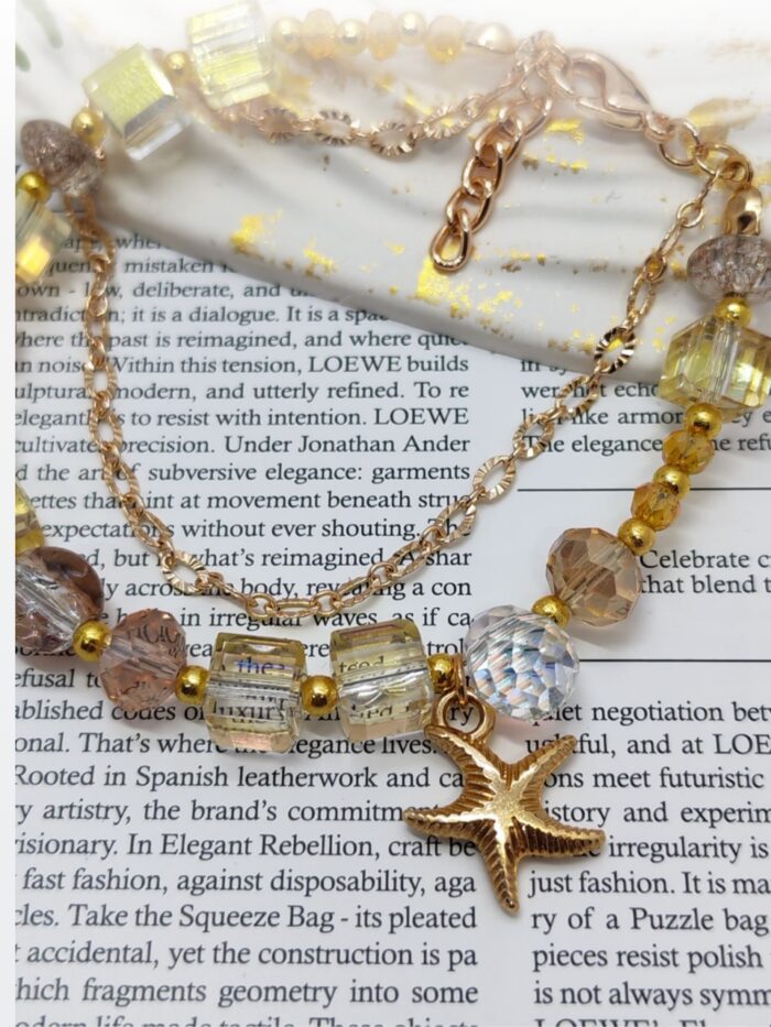 Браслет «Солнечное сияние» Откройте для себя магию утончённости с этим изысканным браслетом, сочетающим в себе роскошь и лёгкость. Украшение выполнено в тёплых золотисто-жёлтых тонах, которые напоминают лучи солнца, согревающие кожу.