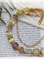 Браслет «Солнечное сияние» Откройте для себя магию утончённости с этим изысканным браслетом, сочетающим в себе роскошь и лёгкость. Украшение выполнено в тёплых золотисто-жёлтых тонах, которые напоминают лучи солнца, согревающие кожу.