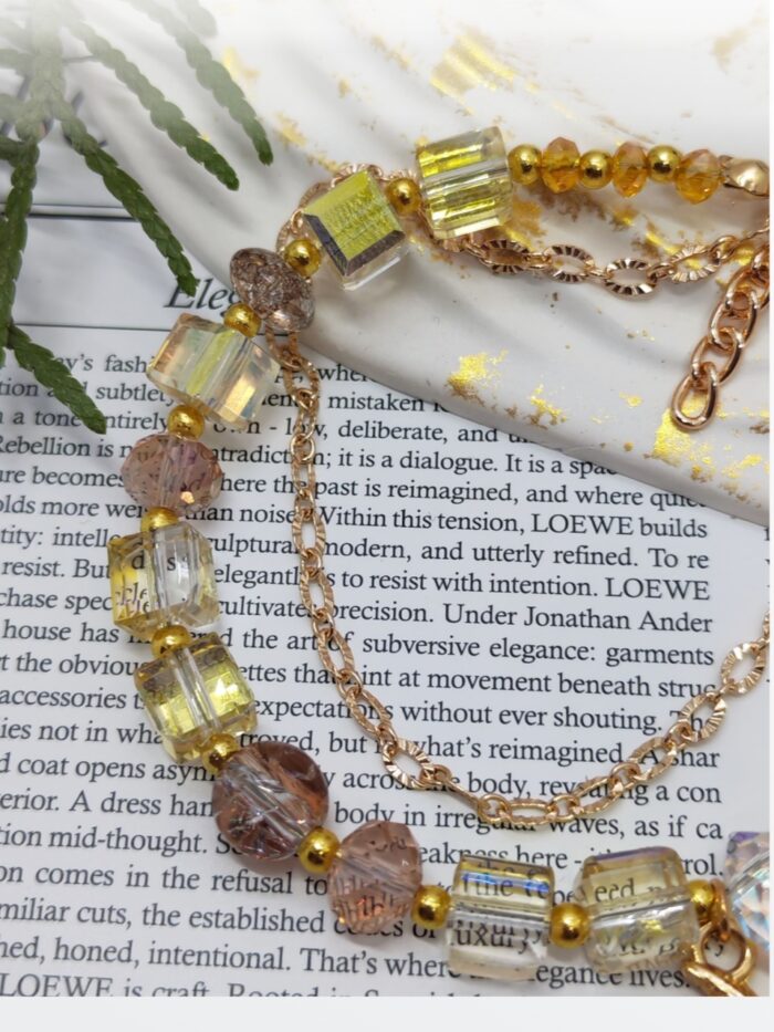 Браслет «Солнечное сияние» Откройте для себя магию утончённости с этим изысканным браслетом, сочетающим в себе роскошь и лёгкость. Украшение выполнено в тёплых золотисто-жёлтых тонах, которые напоминают лучи солнца, согревающие кожу.