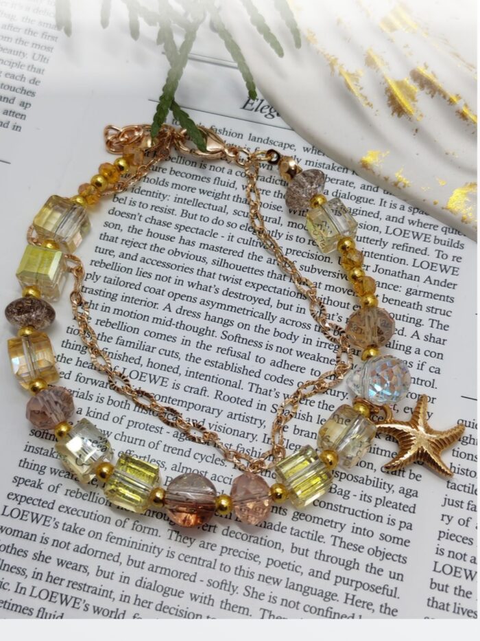 Браслет «Солнечное сияние» Откройте для себя магию утончённости с этим изысканным браслетом, сочетающим в себе роскошь и лёгкость. Украшение выполнено в тёплых золотисто-жёлтых тонах, которые напоминают лучи солнца, согревающие кожу.