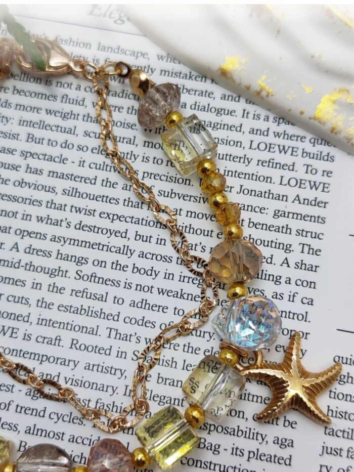 Браслет «Солнечное сияние» Откройте для себя магию утончённости с этим изысканным браслетом, сочетающим в себе роскошь и лёгкость. Украшение выполнено в тёплых золотисто-жёлтых тонах, которые напоминают лучи солнца, согревающие кожу.