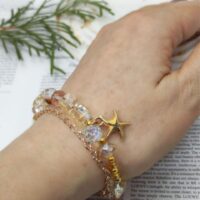 Браслет «Солнечное сияние» Откройте для себя магию утончённости с этим изысканным браслетом, сочетающим в себе роскошь и лёгкость. Украшение выполнено в тёплых золотисто-жёлтых тонах, которые напоминают лучи солнца, согревающие кожу.