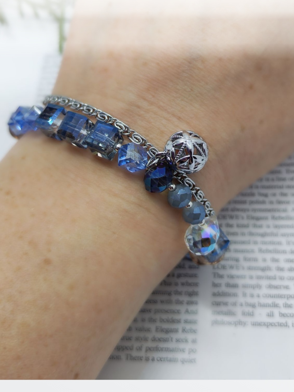 Браслет Азур Элегантный браслет, сочетающий в себе изысканность и современный стиль. Украшение выполнено с  серебристой цепочкой с витиеватым плетением, которая гармонично сочетается с крупными гранёными бусинами из синего стекла. Геометрические формы бусин (кубики и шестигранники) придают изделию особый шарм и делают его заметным акцентом в любом образе.