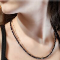 Чокер из темно - синих бусин с золотыми акцентами — стиль и элегантность в каждой детали Откройте для себя очарование утончённого аксессуара — чокера, выполненного из мелких блестящих темно - синих камушков, искусно переплетённых с изящными золотыми элементами в виде цепочки и вставок натурального гематита. Этот аксессуар станет настоящей изюминкой вашего образа, добавляя нотку роскоши и загадочности.