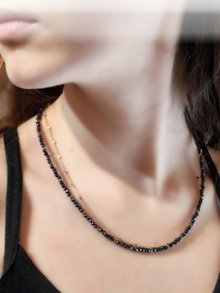 Чокер из темно - синих бусин с золотыми акцентами — стиль и элегантность в каждой детали Откройте для себя очарование утончённого аксессуара — чокера, выполненного из мелких блестящих темно - синих камушков, искусно переплетённых с изящными золотыми элементами в виде цепочки и вставок натурального гематита. Этот аксессуар станет настоящей изюминкой вашего образа, добавляя нотку роскоши и загадочности.