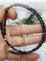 Чокер из темно - синих бусин с золотыми акцентами — стиль и элегантность в каждой детали Откройте для себя очарование утончённого аксессуара — чокера, выполненного из мелких блестящих темно - синих камушков, искусно переплетённых с изящными золотыми элементами в виде цепочки и вставок натурального гематита. Этот аксессуар станет настоящей изюминкой вашего образа, добавляя нотку роскоши и загадочности.