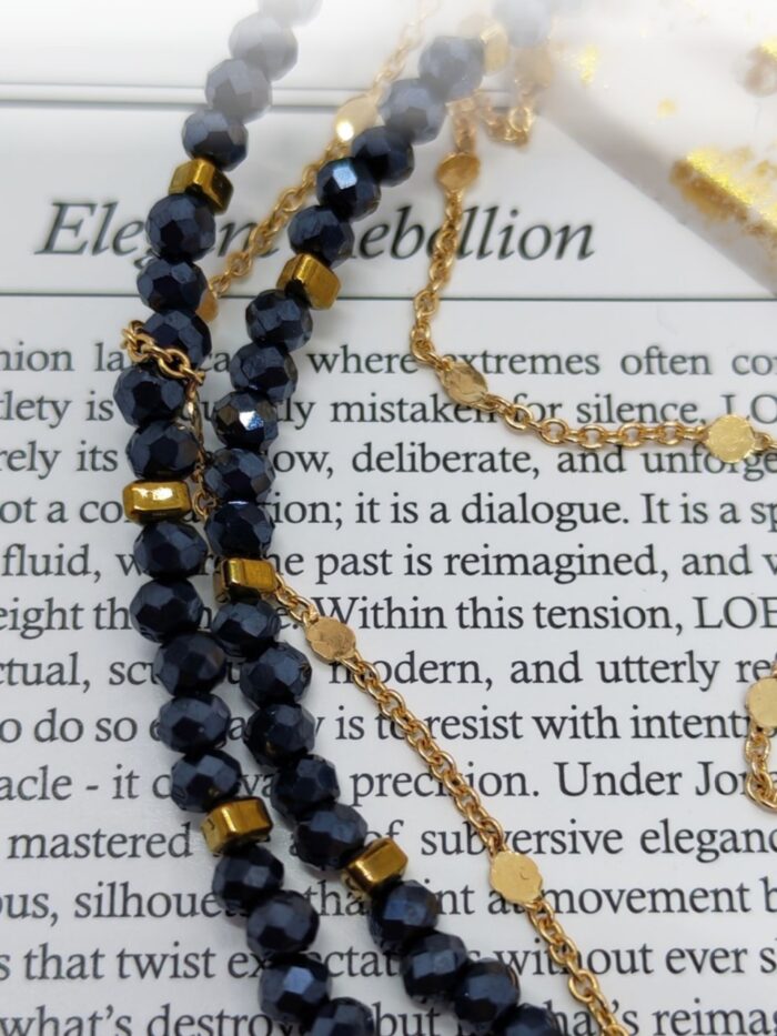 Чокер из темно - синих бусин с золотыми акцентами — стиль и элегантность в каждой детали Откройте для себя очарование утончённого аксессуара — чокера, выполненного из мелких блестящих темно - синих камушков, искусно переплетённых с изящными золотыми элементами в виде цепочки и вставок натурального гематита. Этот аксессуар станет настоящей изюминкой вашего образа, добавляя нотку роскоши и загадочности.