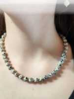 Комплект Далматиновая яшма Откройте для себя магию природных оттенков с изысканным комплектом бижутерии от LanaMir — колье и серьги с натуральной далматиновой яшмой. Этот аксессуар станет настоящей изюминкой вашего образа, сочетая в себе природную эстетику и утончённую простоту.