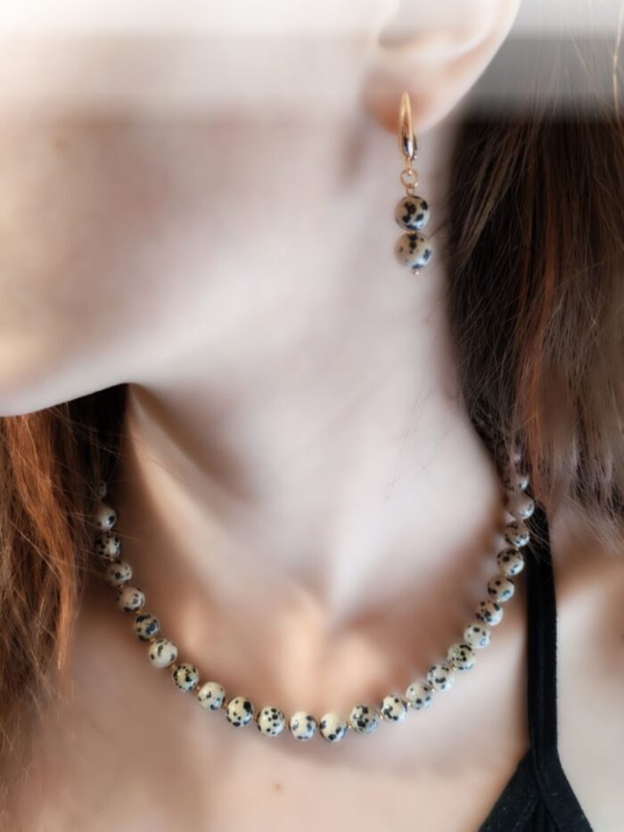 Комплект Далматиновая яшма Откройте для себя магию природных оттенков с изысканным комплектом бижутерии от LanaMir — колье и серьги с натуральной далматиновой яшмой. Этот аксессуар станет настоящей изюминкой вашего образа, сочетая в себе природную эстетику и утончённую простоту.