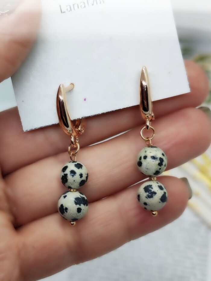 Комплект Далматиновая яшма Откройте для себя магию природных оттенков с изысканным комплектом бижутерии от LanaMir — колье и серьги с натуральной далматиновой яшмой. Этот аксессуар станет настоящей изюминкой вашего образа, сочетая в себе природную эстетику и утончённую простоту.