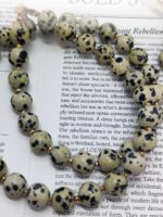 Комплект Далматиновая яшма Откройте для себя магию природных оттенков с изысканным комплектом бижутерии от LanaMir — колье и серьги с натуральной далматиновой яшмой. Этот аксессуар станет настоящей изюминкой вашего образа, сочетая в себе природную эстетику и утончённую простоту.