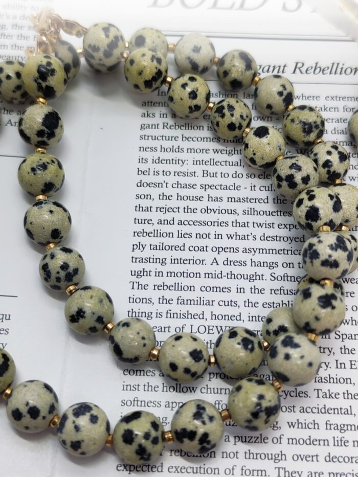 Комплект Далматиновая яшма Откройте для себя магию природных оттенков с изысканным комплектом бижутерии от LanaMir — колье и серьги с натуральной далматиновой яшмой. Этот аксессуар станет настоящей изюминкой вашего образа, сочетая в себе природную эстетику и утончённую простоту.