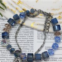 Браслет Азур Элегантный браслет, сочетающий в себе изысканность и современный стиль. Украшение выполнено с  серебристой цепочкой с витиеватым плетением, которая гармонично сочетается с крупными гранёными бусинами из синего стекла. Геометрические формы бусин (кубики и шестигранники) придают изделию особый шарм и делают его заметным акцентом в любом образе.