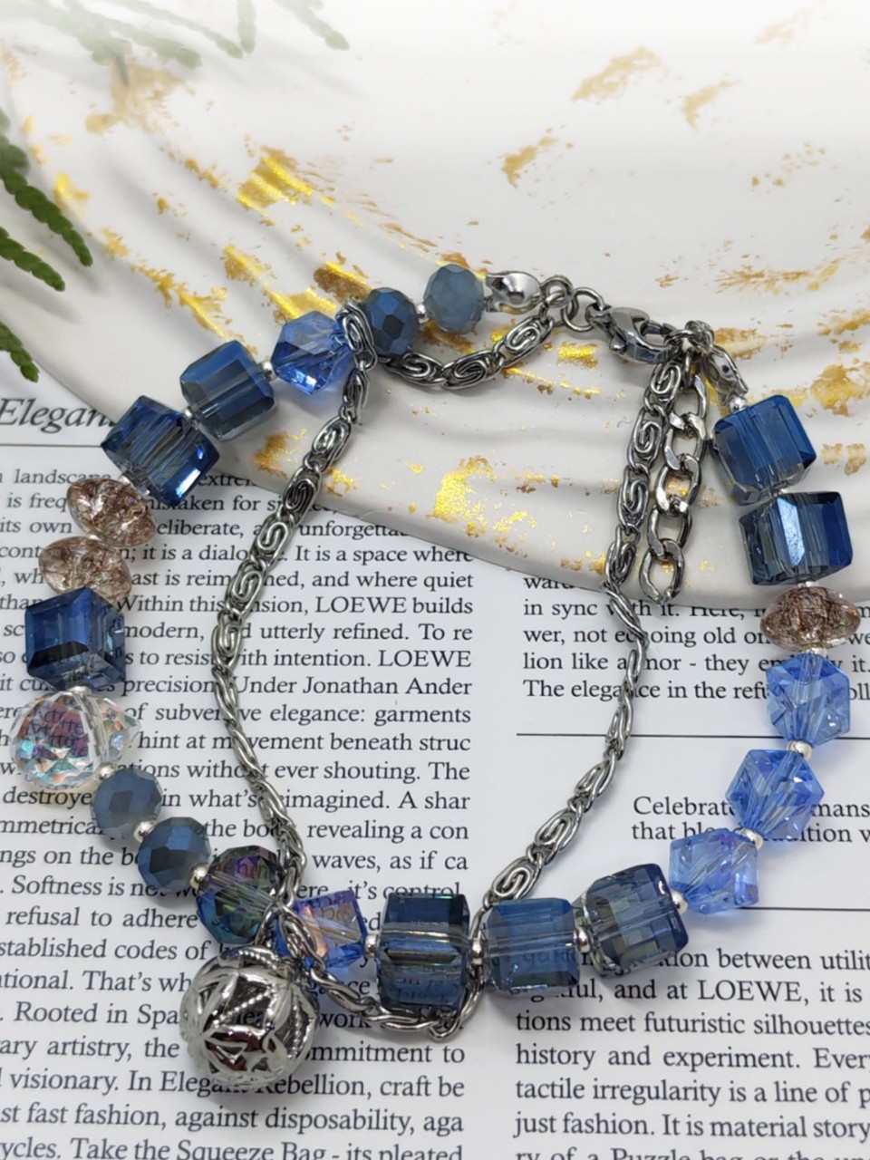 Браслет Азур Элегантный браслет, сочетающий в себе изысканность и современный стиль. Украшение выполнено с  серебристой цепочкой с витиеватым плетением, которая гармонично сочетается с крупными гранёными бусинами из синего стекла. Геометрические формы бусин (кубики и шестигранники) придают изделию особый шарм и делают его заметным акцентом в любом образе.