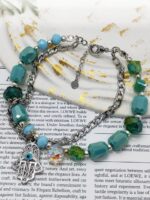 Браслет взгляд хамсы Представляем изысканный браслет ручной работы, сочетающий в себе элегантность и загадочность. Этот аксессуар — настоящее произведение искусства, в котором гармонично переплелись натуральные оттенки зелёного и бирюзового, блеск металла и магия символики.