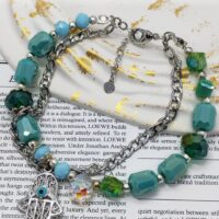 Браслет взгляд хамсы Представляем изысканный браслет ручной работы, сочетающий в себе элегантность и загадочность. Этот аксессуар — настоящее произведение искусства, в котором гармонично переплелись натуральные оттенки зелёного и бирюзового, блеск металла и магия символики.