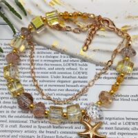 Браслет «Солнечное сияние» Откройте для себя магию утончённости с этим изысканным браслетом, сочетающим в себе роскошь и лёгкость. Украшение выполнено в тёплых золотисто-жёлтых тонах, которые напоминают лучи солнца, согревающие кожу.