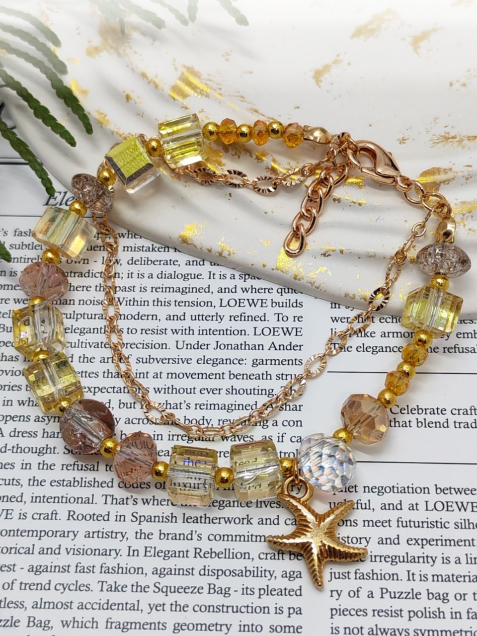 Браслет «Солнечное сияние» Откройте для себя магию утончённости с этим изысканным браслетом, сочетающим в себе роскошь и лёгкость. Украшение выполнено в тёплых золотисто-жёлтых тонах, которые напоминают лучи солнца, согревающие кожу.