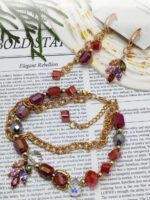 Комплект украшений: браслет и серьги «Яркая элегантность» Позвольте себе окунуться в мир утончённой роскоши с этим изысканным комплектом — браслетом и серьгами, которые станут настоящей изюминкой вашего образа. Сочетание золотистых цепочек и многогранных бусин создаёт эффектный, но гармоничный акцент, который подойдёт как для повседневной носки, так и для особых случаев.